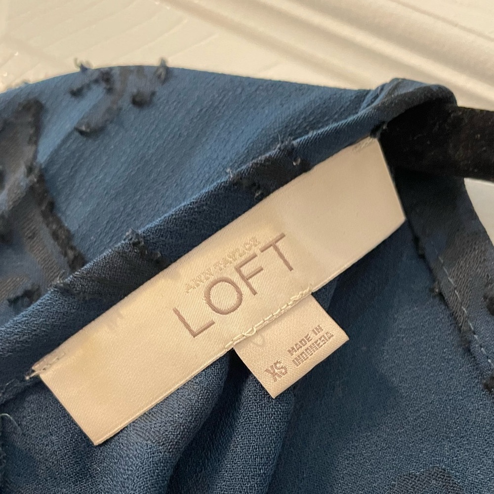Adorable Loft work blouse - Picture 5 of 5